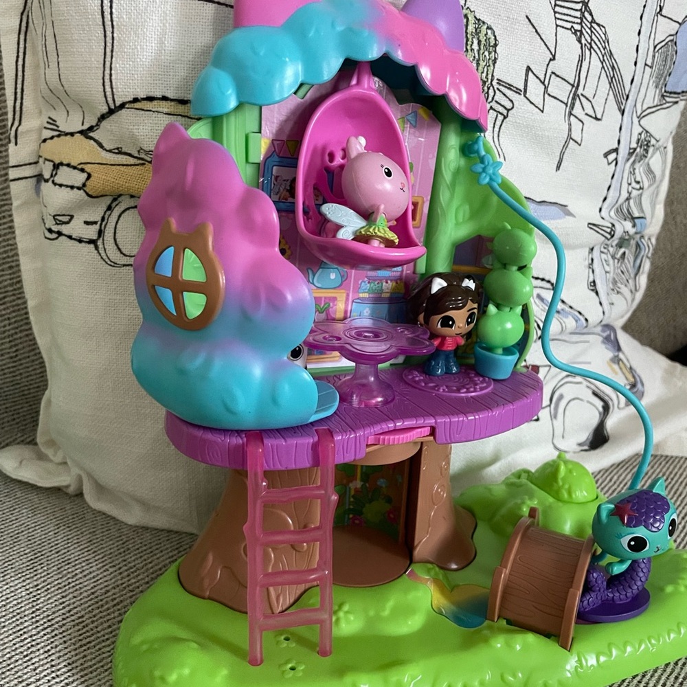 Gabby’s playhourse Colorful Kids Playset with Figures - Picture 2 of 4